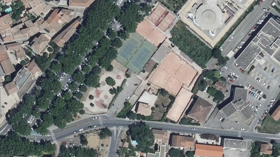 Vue aérienne du secteur de Tennis Padel Club de Carpentras, à Carpentras